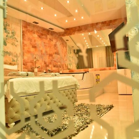 Design Apartment Premium Spa Lux 4 Star "Dubai" Completely Private Wellness & Spa Free Included Sauna & Jacuzzi & Salt Wall & Fire Place & 3D Ceilings & Business Wifi & Netflix & Keyless Code Entry & Full Smart App & Secure 2 Parking Place ชูปริยา ภายนอก รูปภาพ