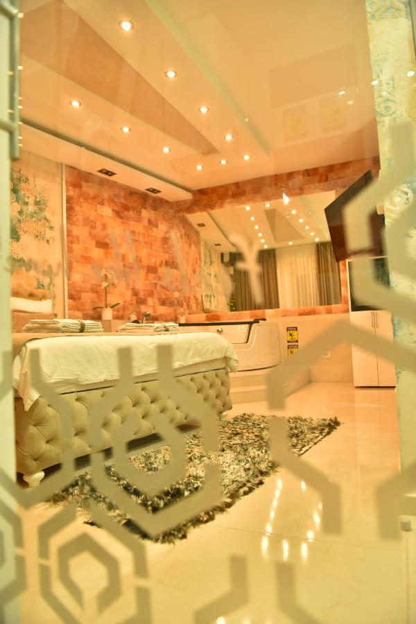 Design Apartment Premium Spa Lux 4 Star "Dubai" Completely Private Wellness & Spa Free Included Sauna & Jacuzzi & Salt Wall & Fire Place & 3D Ceilings & Business Wifi & Netflix & Keyless Code Entry & Full Smart App & Secure 2 Parking Place ชูปริยา ภายนอก รูปภาพ