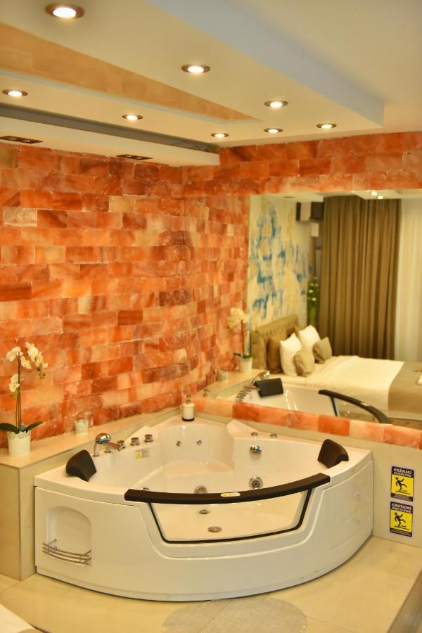 Design Apartment Premium Spa Lux 4 Star "Dubai" Completely Private Wellness & Spa Free Included Sauna & Jacuzzi & Salt Wall & Fire Place & 3D Ceilings & Business Wifi & Netflix & Keyless Code Entry & Full Smart App & Secure 2 Parking Place ชูปริยา ภายนอก รูปภาพ