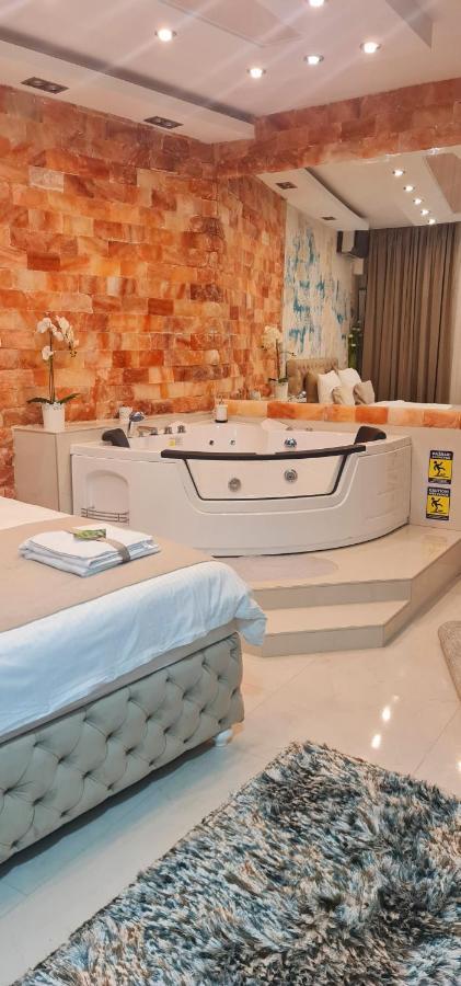 Design Apartment Premium Spa Lux 4 Star "Dubai" Completely Private Wellness & Spa Free Included Sauna & Jacuzzi & Salt Wall & Fire Place & 3D Ceilings & Business Wifi & Netflix & Keyless Code Entry & Full Smart App & Secure 2 Parking Place ชูปริยา ภายนอก รูปภาพ