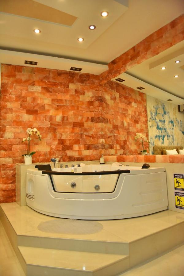 Design Apartment Premium Spa Lux 4 Star "Dubai" Completely Private Wellness & Spa Free Included Sauna & Jacuzzi & Salt Wall & Fire Place & 3D Ceilings & Business Wifi & Netflix & Keyless Code Entry & Full Smart App & Secure 2 Parking Place ชูปริยา ภายนอก รูปภาพ