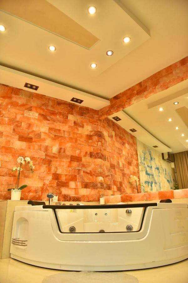 Design Apartment Premium Spa Lux 4 Star "Dubai" Completely Private Wellness & Spa Free Included Sauna & Jacuzzi & Salt Wall & Fire Place & 3D Ceilings & Business Wifi & Netflix & Keyless Code Entry & Full Smart App & Secure 2 Parking Place ชูปริยา ภายนอก รูปภาพ