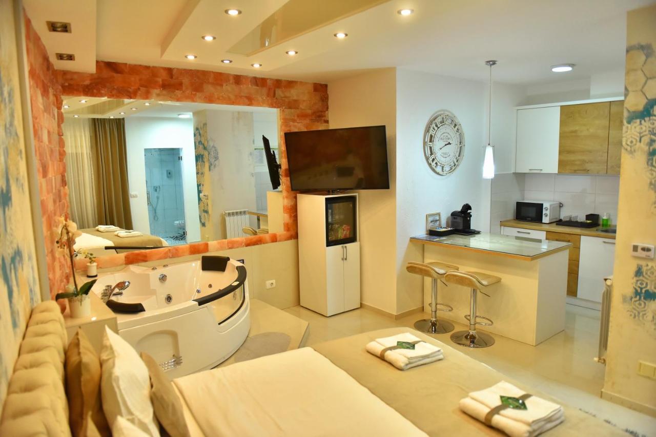 Design Apartment Premium Spa Lux 4 Star "Dubai" Completely Private Wellness & Spa Free Included Sauna & Jacuzzi & Salt Wall & Fire Place & 3D Ceilings & Business Wifi & Netflix & Keyless Code Entry & Full Smart App & Secure 2 Parking Place ชูปริยา ภายนอก รูปภาพ