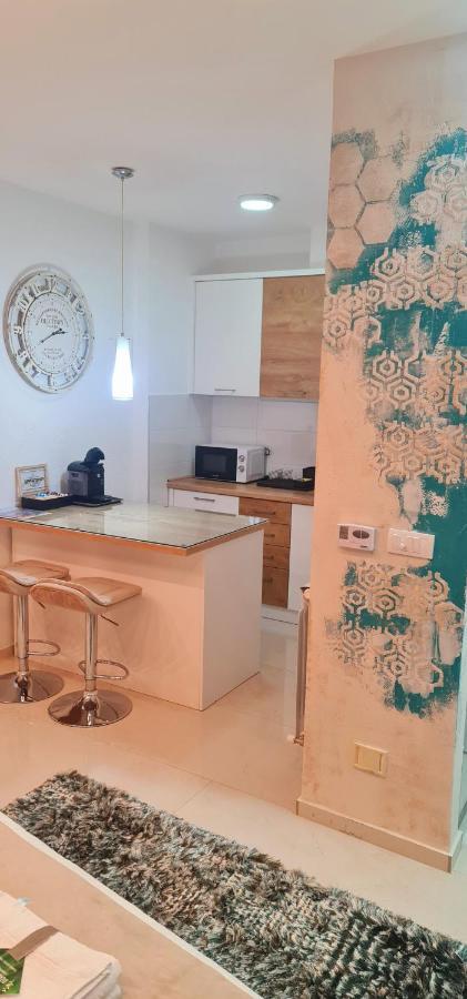 Design Apartment Premium Spa Lux 4 Star "Dubai" Completely Private Wellness & Spa Free Included Sauna & Jacuzzi & Salt Wall & Fire Place & 3D Ceilings & Business Wifi & Netflix & Keyless Code Entry & Full Smart App & Secure 2 Parking Place ชูปริยา ภายนอก รูปภาพ