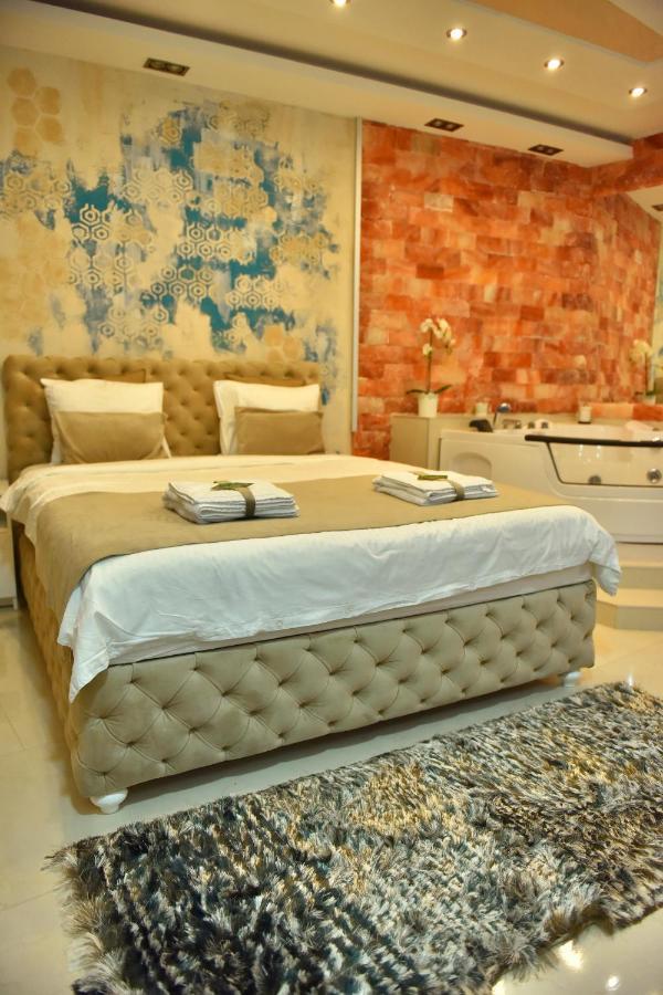 Design Apartment Premium Spa Lux 4 Star "Dubai" Completely Private Wellness & Spa Free Included Sauna & Jacuzzi & Salt Wall & Fire Place & 3D Ceilings & Business Wifi & Netflix & Keyless Code Entry & Full Smart App & Secure 2 Parking Place ชูปริยา ภายนอก รูปภาพ