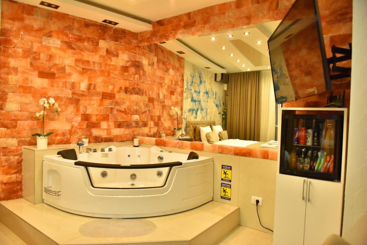 Design Apartment Premium Spa Lux 4 Star "Dubai" Completely Private Wellness & Spa Free Included Sauna & Jacuzzi & Salt Wall & Fire Place & 3D Ceilings & Business Wifi & Netflix & Keyless Code Entry & Full Smart App & Secure 2 Parking Place ชูปริยา ภายนอก รูปภาพ