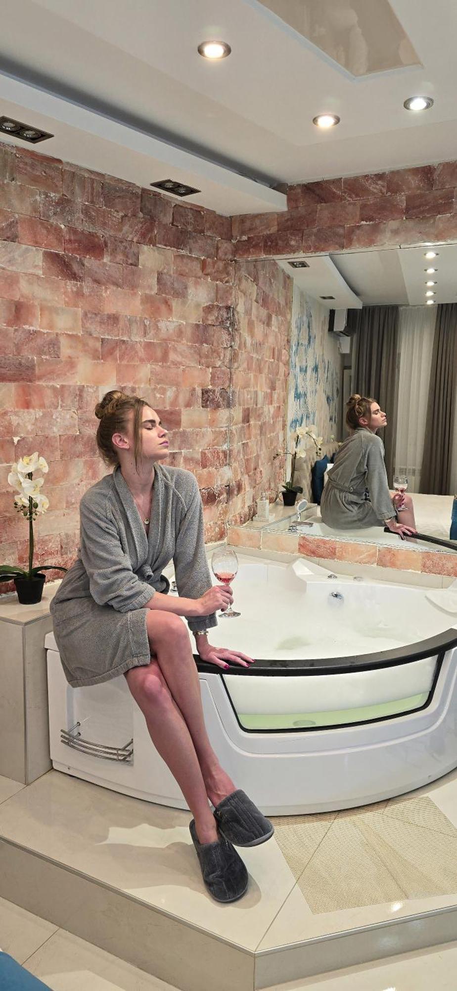 Design Apartment Premium Spa Lux 4 Star "Dubai" Completely Private Wellness & Spa Free Included Sauna & Jacuzzi & Salt Wall & Fire Place & 3D Ceilings & Business Wifi & Netflix & Keyless Code Entry & Full Smart App & Secure 2 Parking Place ชูปริยา ภายนอก รูปภาพ